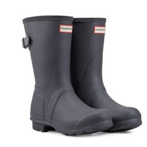 Short Hunter boots in gray “Luna/Stratus.” Size 6.